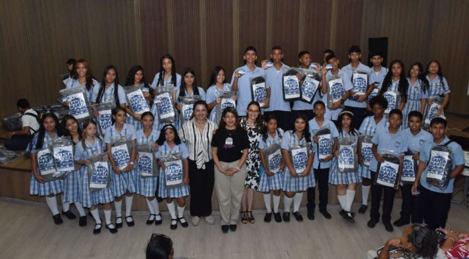 Cortesía Entrega de becas de estudio.