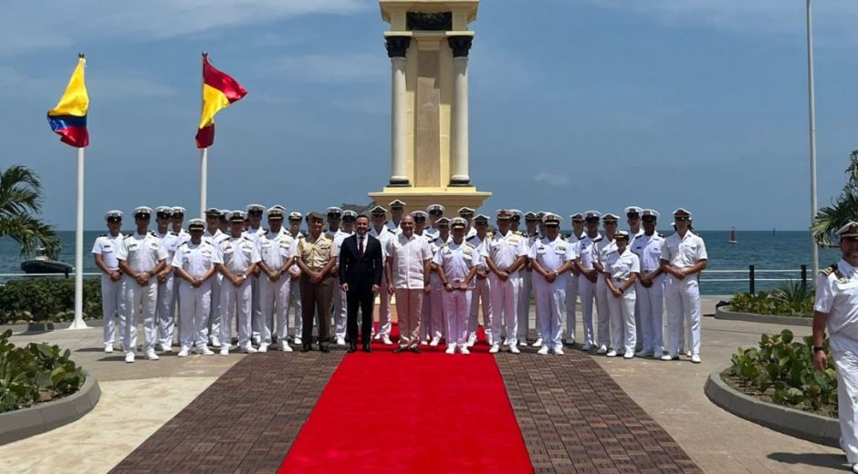 Alcalde Carlos Pinedo y la tripulación del buque ‘Juan Sebastián de Elcano’.