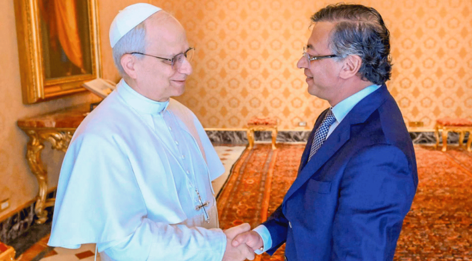 Cortesía Petro invita al papa León XIV a visitar Santa Marta durante encuentro en el Vaticano