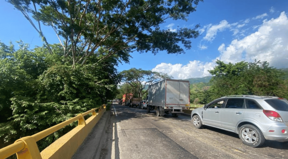 Referencia Comunidades de la Sierra declaran paro indefinido y bloquean la Troncal de Oriente