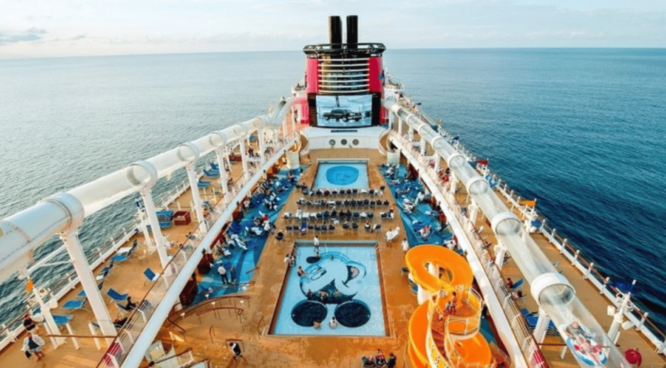 Padre salta al mar para salvar a su hija tras caer desde un crucero de Disney