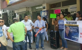 Con un plantón familias afectadas por retrasos en la entrega de proyectos de la Constructora CPV Limitada exigen respuesta y solución. 