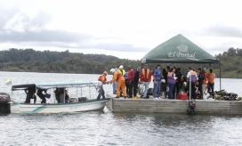 Un grupo de buzos se alista para realizar una inmersión. 