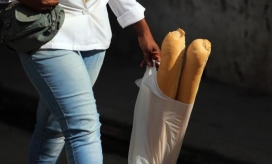 Desde este sábado, se cobrará 20 pesos por el uso de una bolsa plástica en supermercados.