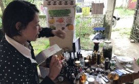 Iveth Viasus Parada, enseña los productos que vende, hechos a base de cannabis en Minca, Santa Marta.