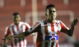 Luis Díaz festeja el tato de la clasificación. 