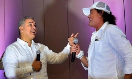 El presidente Iván Duque cantó junto a Carlos Vives. 