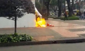 Bomba incendiaria lesionó a policía en Bogotá.