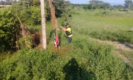 La bandera que había sido dejada en el lugar fue retirada por miembros de la PONAL.