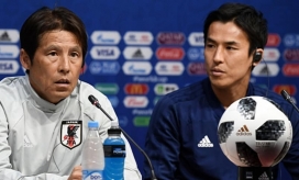 El técnico Akira Nishino (i) y el centrocampista Makoto Hasebe en rueda de prensa previa al partido.