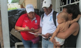 La actividad realizada, casa por casa, se desarrolló revisando, en primera instancia, los carnés de vacunación que deben brindar los padres de familia o cuidadores.