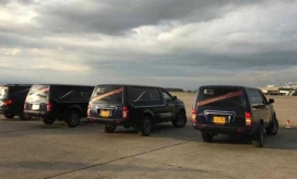 vehículos que transportan los periodistas.