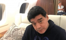 Diego Maradona en el vuelo rumbo a Moscú. 