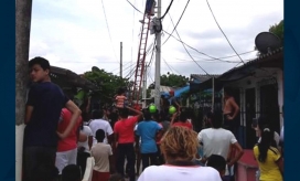 El contratista quedó colgado varios minutos en lo más alto del poste.