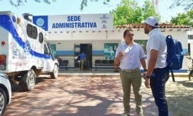 Archivo Fachada de la sede administrativa de la ESE Alejandro Próspero Reverend. Afuera, el alcalde Rafael Martínez y el secretario de salud, Julio Salas.