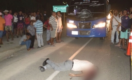 El cuerpo del anciano quedó tendido en la carretera.