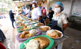 Voluntarios esperan con comidas calientes a los beneficiarios que llegan diariamente. 