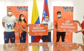 Estrella Lobo y Arnovis Dalmero recibiendo el apoyo económico de la Gobernación.