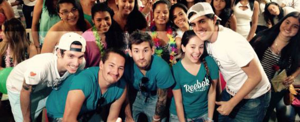 Hijos de Ricardo Montaner y otros miembros se toman una selfie con las estudiantes del Instituto Magdalena.