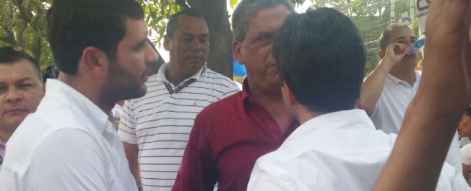 Álvaro Cotes, hermano mello del gobernador del Magdalena, durante la inscripción de su tía Rosa Cotes.