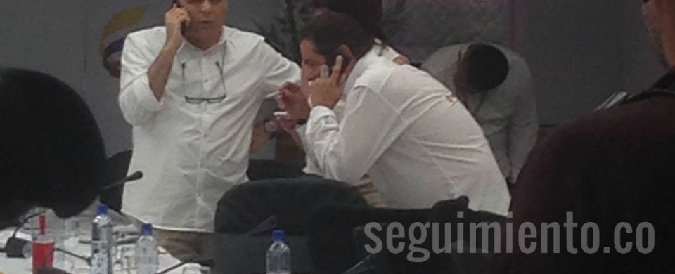 Germán Vargas Lleras fuma un cigarrillo bajo techo en la sede del SENA en Barranquilla.