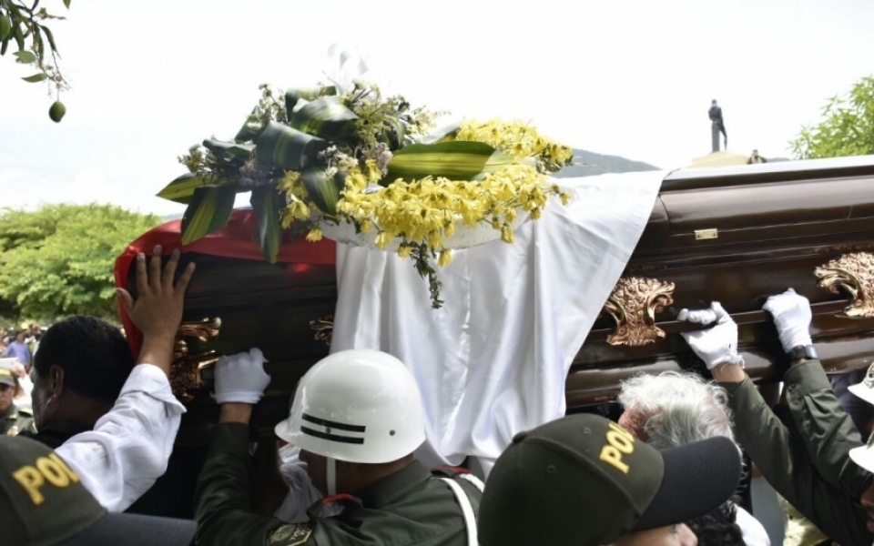 Zona Cero Miles de seguidores acompañaron el cortejo fúnebre de Martín Elías.