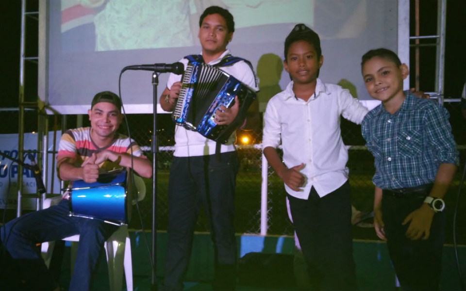 Festival Vallenato Mar de Acordeones En el 2015 el Festival se tomó los barrios Galicia y Mamatoco. En esta fotografía aparece Luis Jesús Charris Torres, estudiante del Liceo Versalles y que ocupó el segundo puesto en la modalidad voz este año.