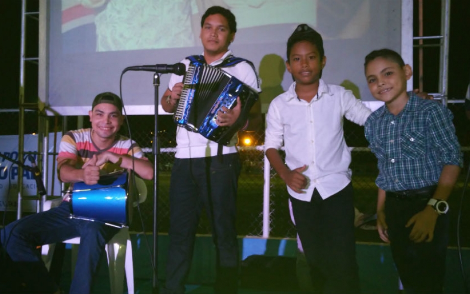 En el 2015 el Festival se tomó los barrios Galicia y Mamatoco. En esta fotografía aparece Luis Jesús Charris Torres, estudiante del Liceo Versalles y que ocupó el segundo puesto en la modalidad voz este año.