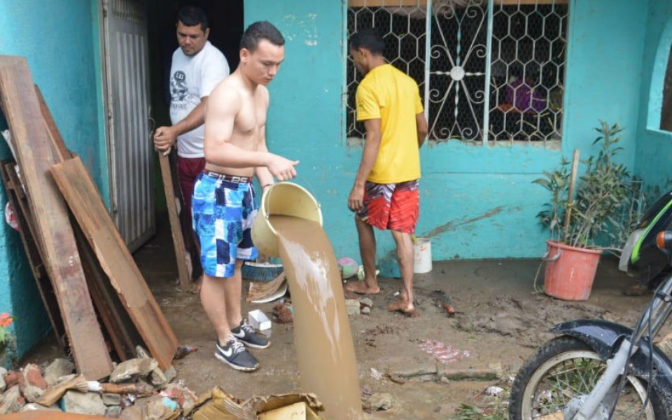Oscar Mejía-Seguimiento Casas de familia y barrios afectados en las Malvinas.