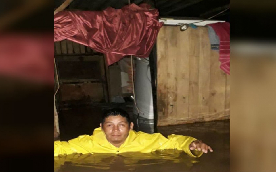 Oscar Mejía-Seguimiento Esta foto muestra la gravedad de la situación. Un hombre en el barrio Corea, con el agua al cuello.