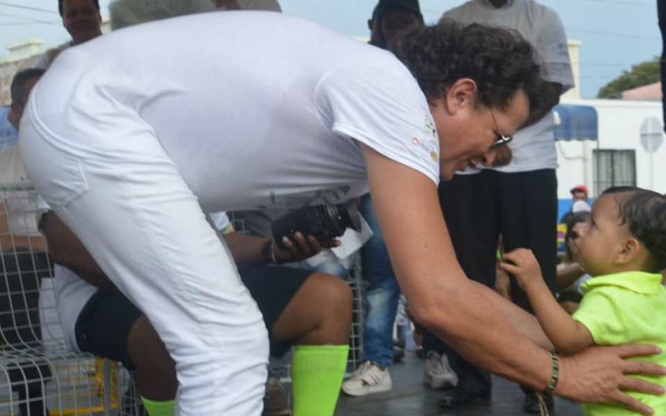 Oscar Mejía- Seguimiento.co Carlos vives siempre se muestra cercano con los niños.