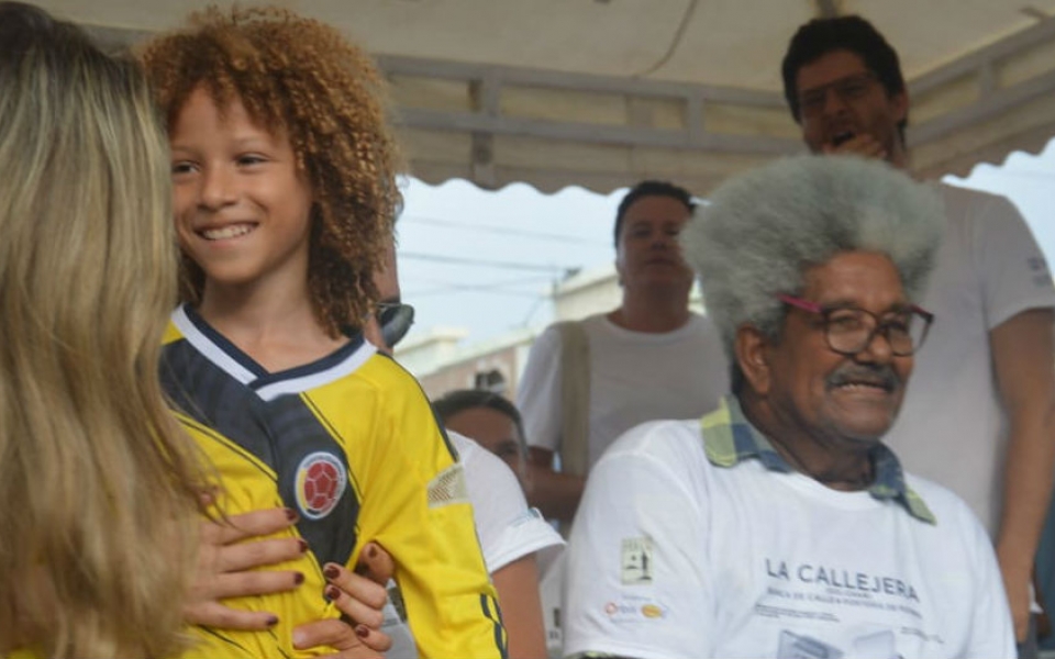 Oscar Mejía- Seguimiento.co Claudia Elena Vásquez, al lado de los niños.