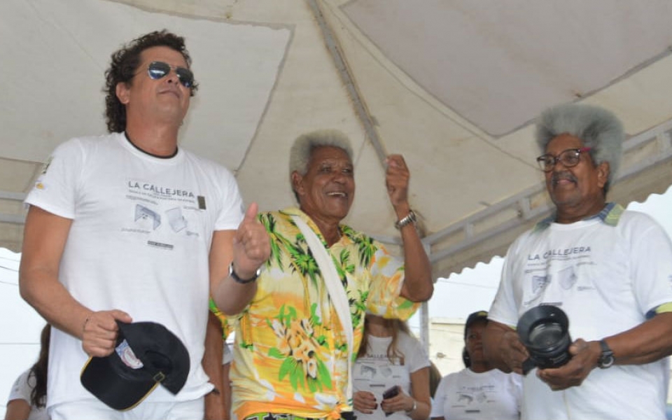 Oscar Mejía- Seguimiento.co CARLOS VIVES DEPARTIÓ CON LÍDERES Y GESTORES CULTURALES DEL BARRIO