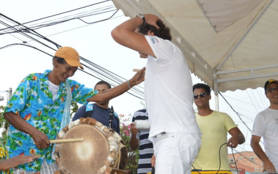 Oscar Mejía- Seguimiento.co Carlos Vives bailó al son de "La Callejera" el tema creado para el proyecto.