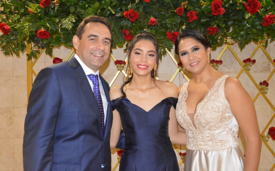 Jaime Noguera y Marcela Torres acompañan a su hija recién graduada, Ana María Noguera.