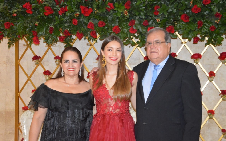María Alejandra Pérez con sus padres Isbelia Valencia y Alejandro Pérez.