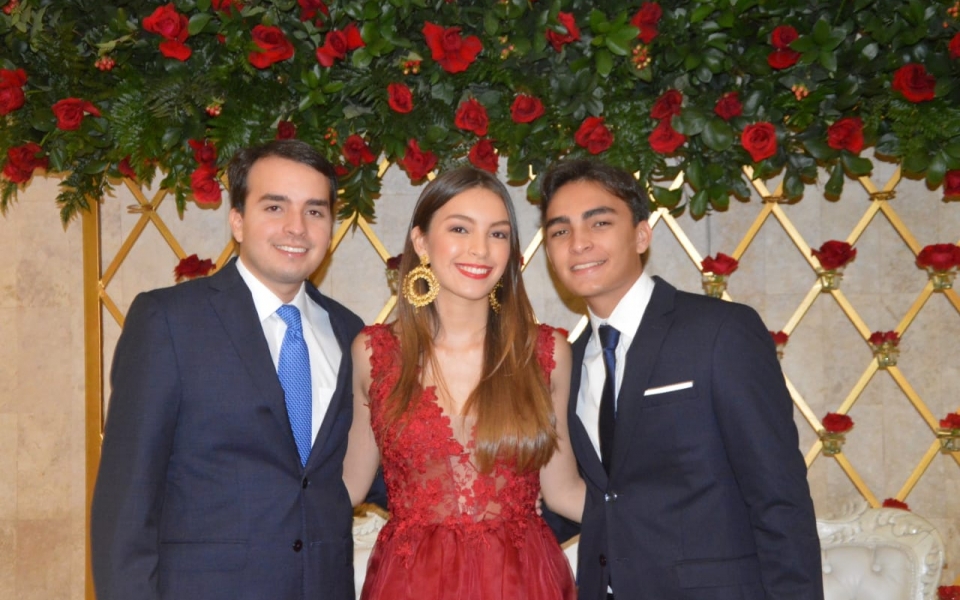 María Alejandra Pérez con sus hermanos, Carlos Eduardo y Luis Felipe.