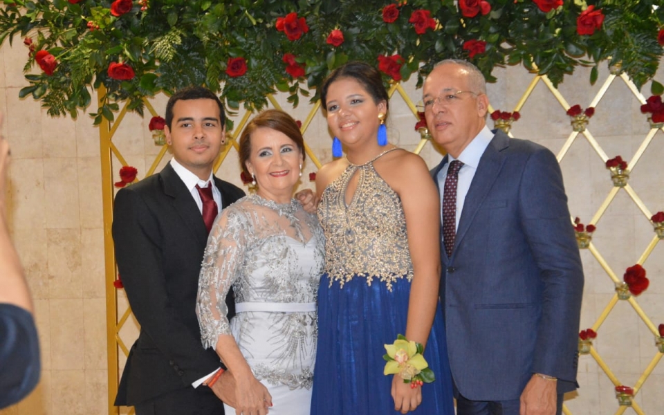 El recién graduado Juan Sebastián Reyes, con sus familiares Marcelo, Camila Reyes y Emperatriz Zapata. 