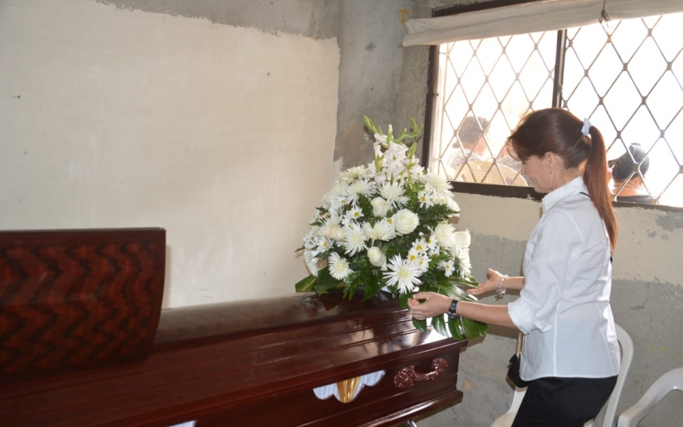 La gobernadora Rosa Cotes entregó flores y condolencias a los familiares de la pequeña Nataly.