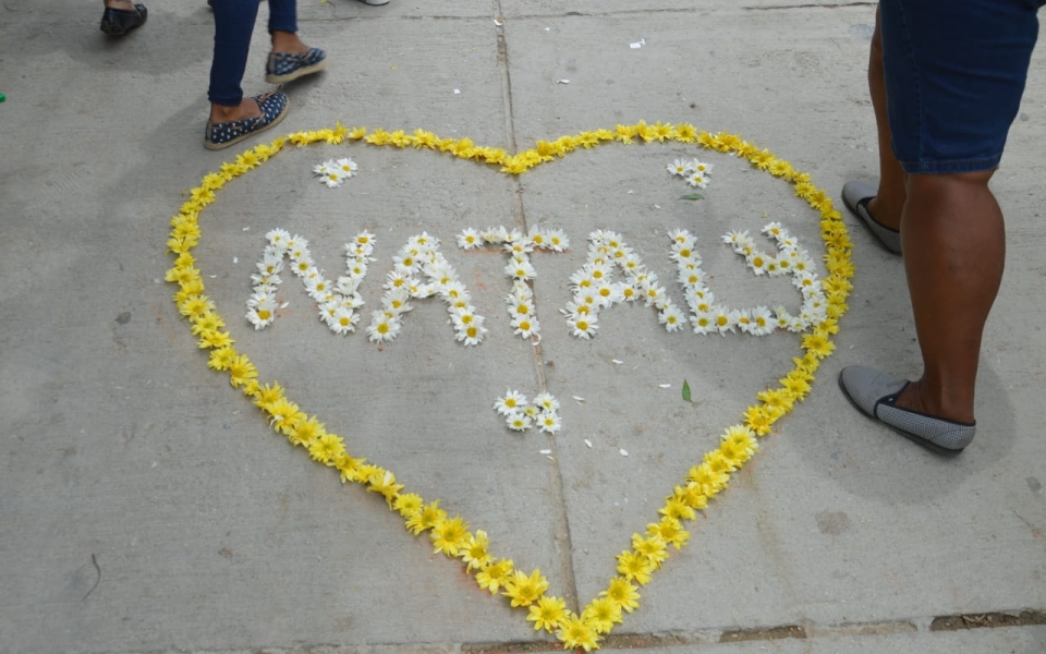 La comunidad hizo un homenaje con flores en la calle de Sarabanda, en Gaira.