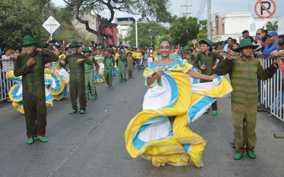 Diferentes grupos de danza de la ciudad hicieron parte de este colorido espectáculo.
