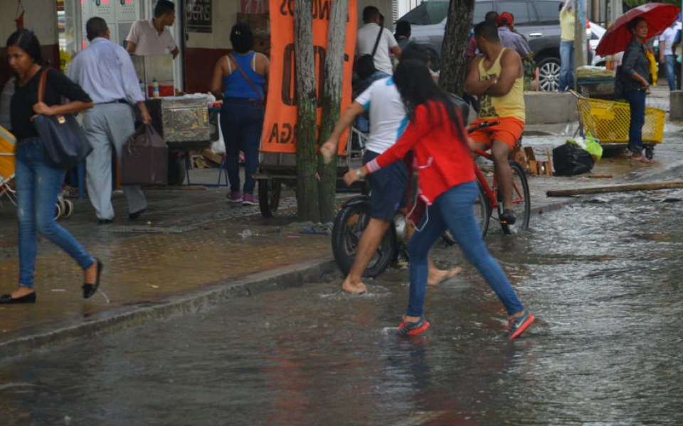 Oscar Mejía - Seguimiento.co El agua se tomó las calles del Centro Histórico.