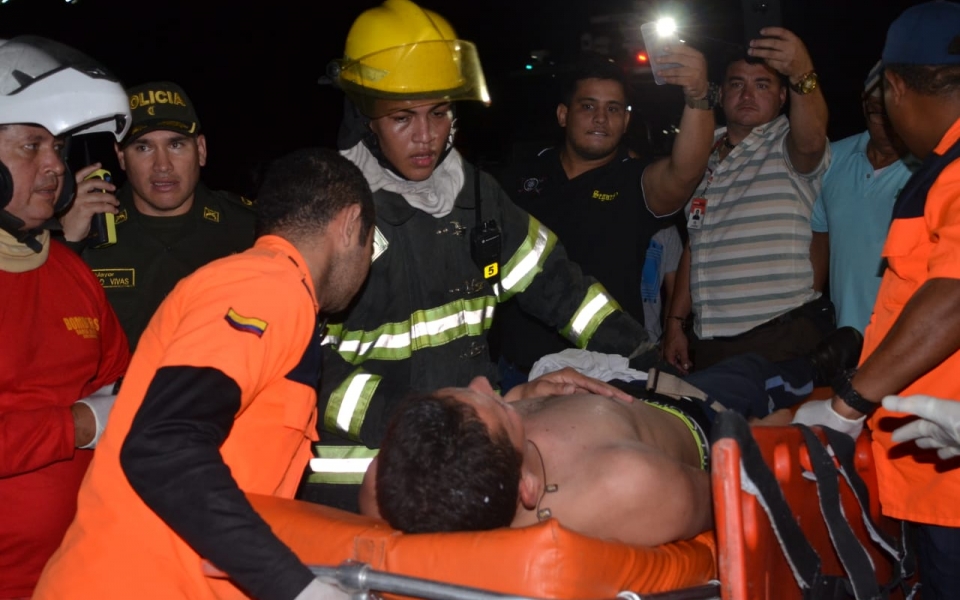Óscar Mejía - Seguimiento.co Vigilante del hotel siendo socorrido.